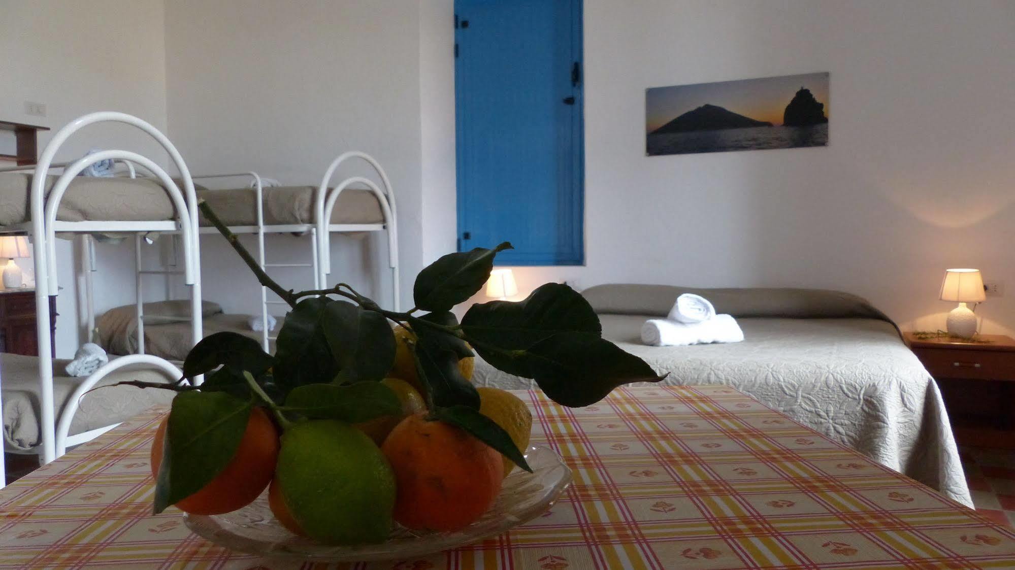 Il Vulcano A Piedi Stromboli Buitenkant foto